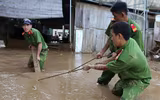 Công an dầm mình trong bùn lầy giúp người dân khắc phục hậu quả lũ lụt